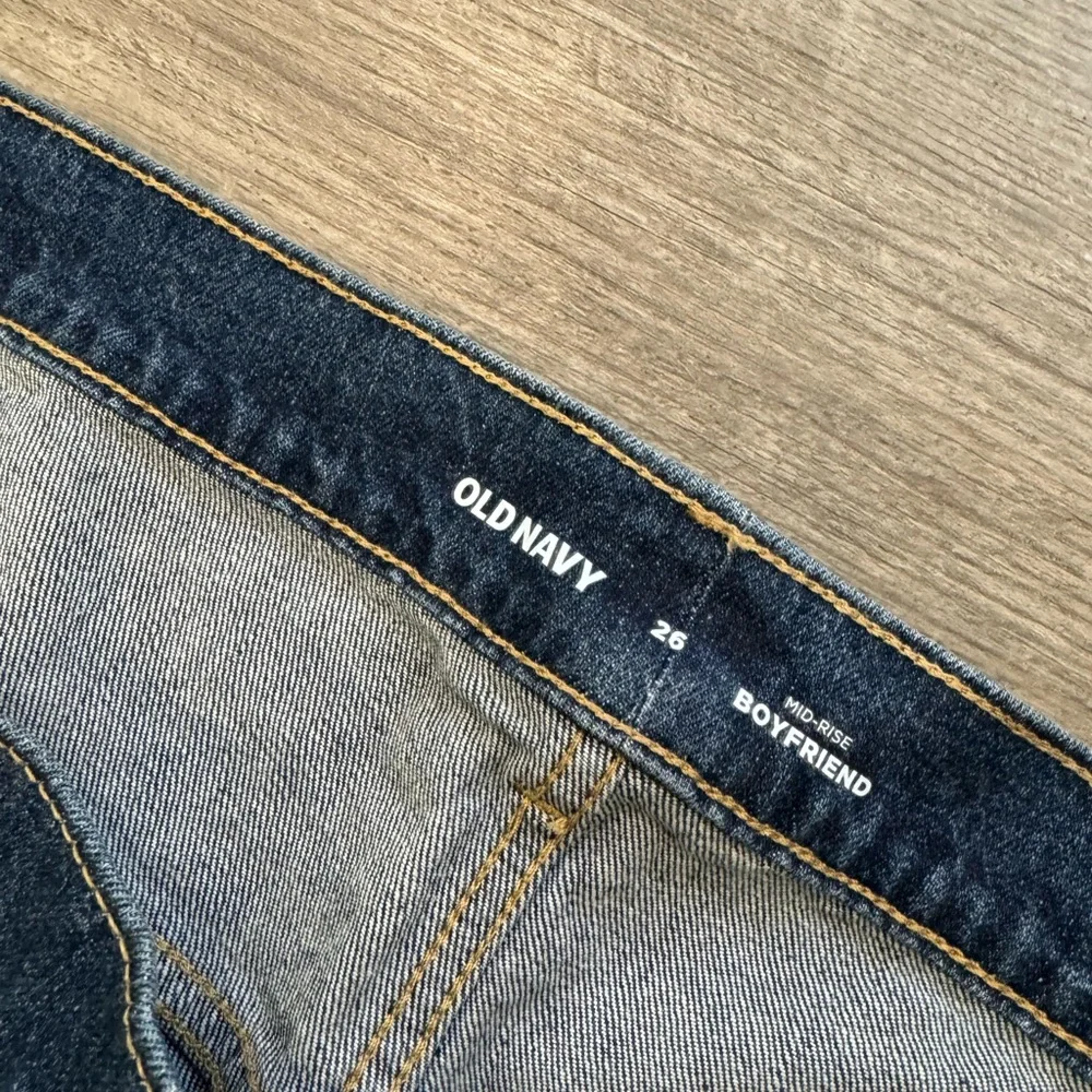BUNDLE 2 ITEMS FOR $8✨

OLD NAVY mid-rise boyfriend jeans ✨ - Picture 8 of 11